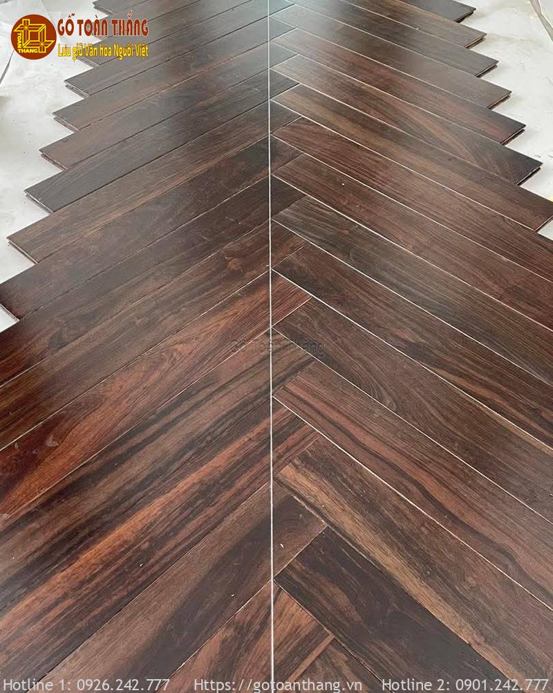 Vân gỗ Chiu Liu có dạng uốn lượn, bay bổng là một nét giúp loại gỗ này trở nên cuốn hút