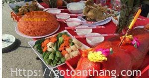 Mâm cúng ngày giỗ tổ nghề mộc lúc nào cũng có heo nguyên con, gà trống và rượu trắng