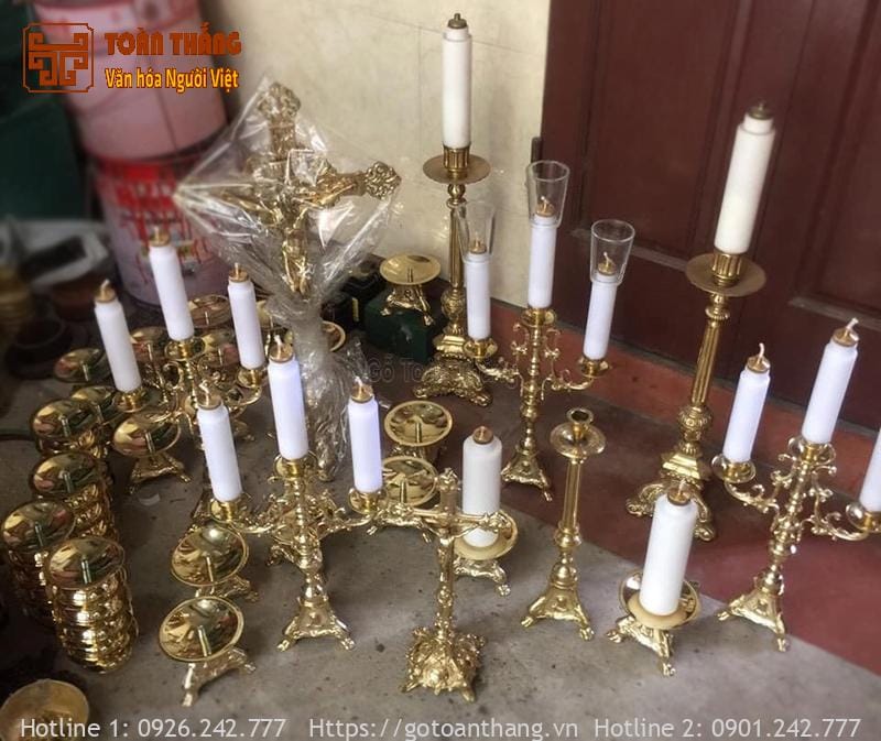 Đèn cần có kích thước và kiểu dáng hài hòa với bàn thờ Đèn cần có kích thước và kiểu dáng hài hòa với bàn thờ