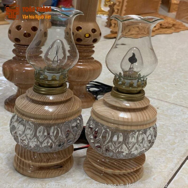 Đèn dầu đặt trên bàn thờ Chúa Đèn dầu đặt trên bàn thờ Chúa