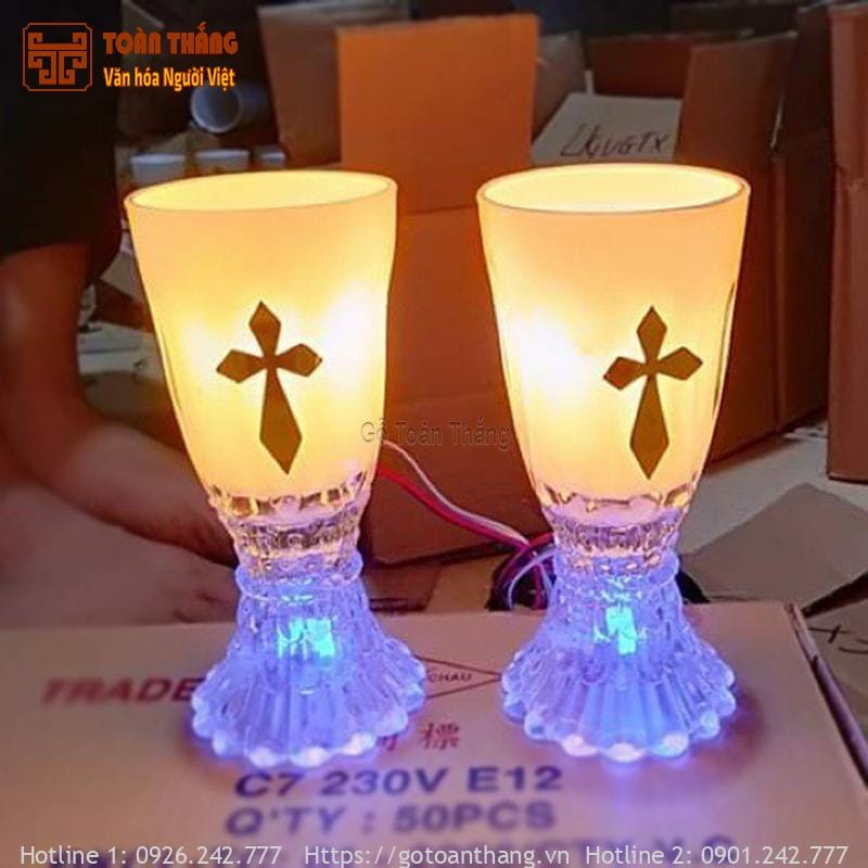 Đèn điện đặt trên bàn thờ Chúa Đèn điện đặt trên bàn thờ Chúa