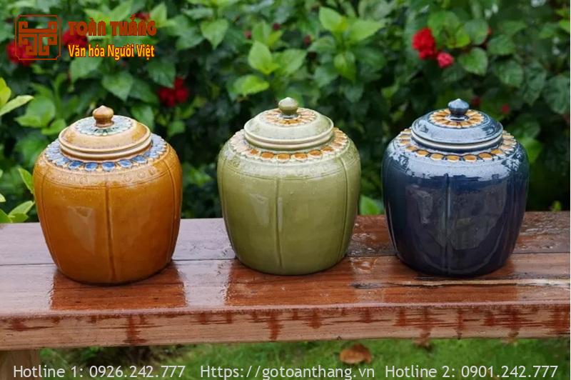 Ý nghĩa 3 hũ Gạo Muối Nước trên bàn thờ và cách bài trí 25 Hũ gạo, muối, nước thường được làm từ gốm, sứ hoặc thủy tinh