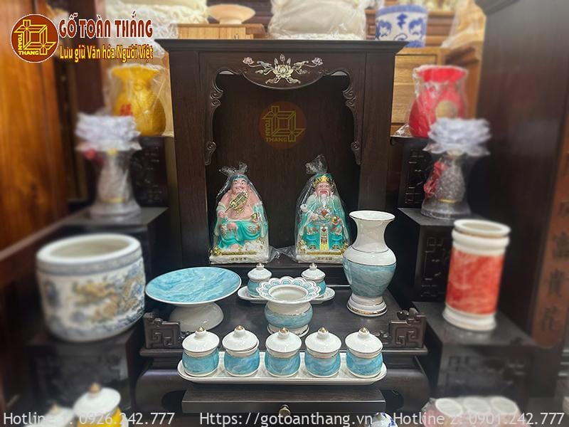 Bàn thờ Thần Tài gỗ Chiu Liu HT34 kết hợp với các đồ thờ cúng thêm sinh động
